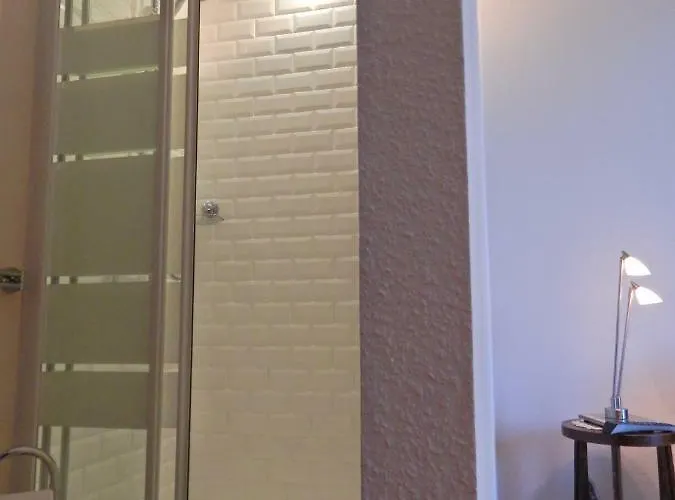 Les Remparts בית הארחה בינך