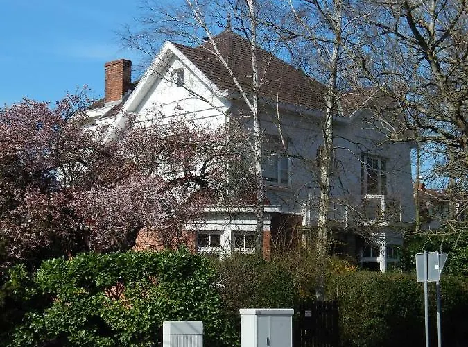 Les Remparts בית הארחה בינך